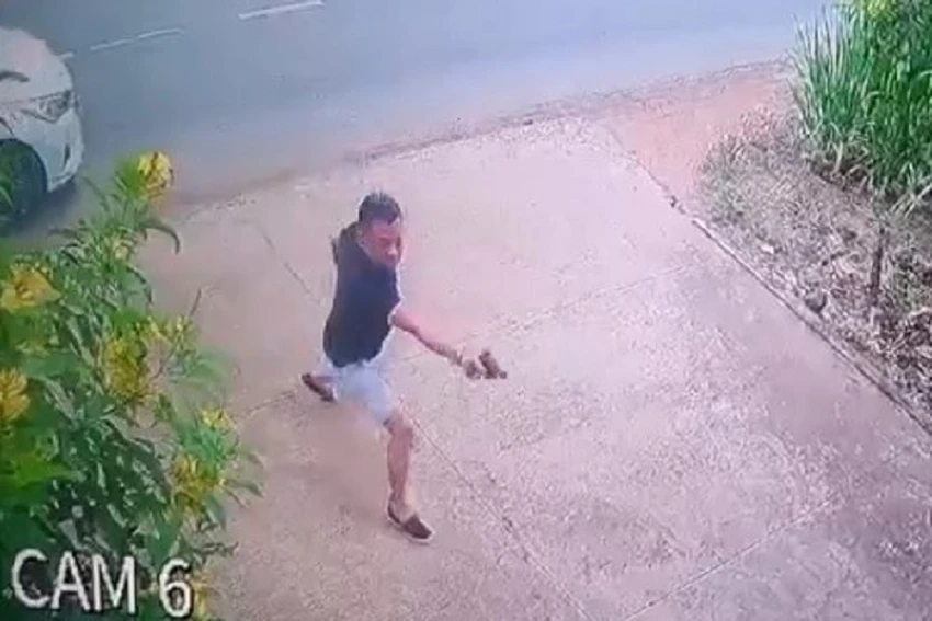 Nguyễn Hiếu Nghĩa dùng súng bắn 2 phát vào nhà đối thủ. Ảnh: từ camera. Nguyễn Hiếu Nghĩa dùng súng bắn 2 phát vào nhà đối thủ. Ảnh: từ camera.
