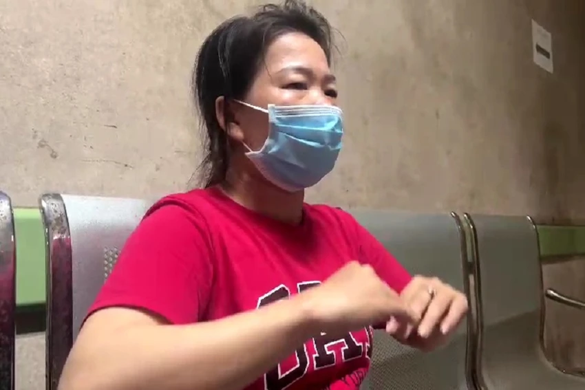 Chị gái nạn nhân kể lại giây phút chiếc đò bị tàu tông chìm trên sông Đồng Nai. Ảnh: VH. Chị gái nạn nhân kể lại giây phút chiếc đò bị tàu tông chìm trên sông Đồng Nai. Ảnh: VH.