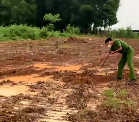 Công an khám nghiệm hiện trường. Ảnh: VH. Công an khám nghiệm hiện trường. Ảnh: VH.