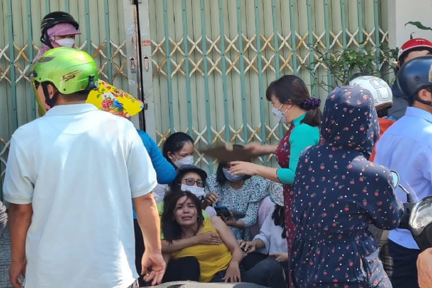 Người mẹ đau đớn gào khóc khi chứng kiến cảnh con bị nạn tử vong. Ảnh: VH. Người mẹ đau đớn gào khóc khi chứng kiến cảnh con bị nạn tử vong. Ảnh: VH.