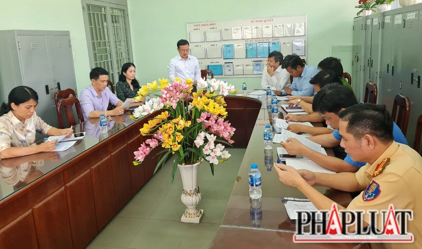 Hiệu trưởng trường Tiểu học Hà Huy Giáp báo cáo sự việc. Ảnh: VH. Hiệu trưởng trường Tiểu học Hà Huy Giáp báo cáo sự việc. Ảnh: VH.