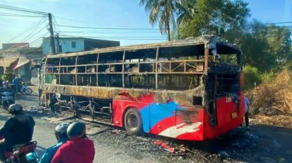 Hiện trường chiếc xe bị cháy sau khi ngọn lửa dập tắt. Ảnh: CTV Hiện trường chiếc xe bị cháy sau khi ngọn lửa dập tắt. Ảnh: CTV