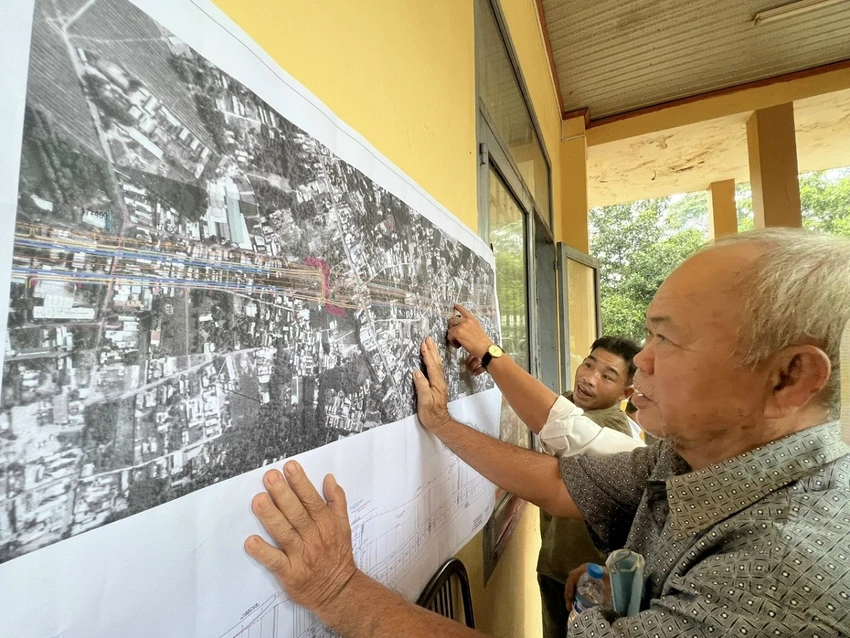 Người dân TP Biên Hòa tìm hiểu về dự án cao tốc Biên Hòa - Vũng Tàu. Ảnh: VH. Người dân TP Biên Hòa tìm hiểu về dự án cao tốc Biên Hòa - Vũng Tàu. Ảnh: VH.