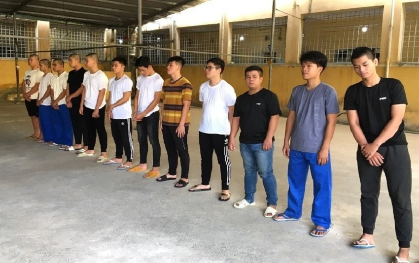 Nhóm thanh niên bị công an bắt khẩn cấp. Ảnh: CACC. Nhóm thanh niên bị công an bắt khẩn cấp. Ảnh: CACC.