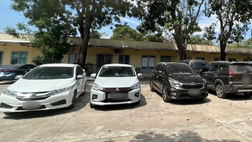 Những chiếc ô tô mà Vương Trung Tá mang đi cầm cố. Ảnh: CA Những chiếc ô tô mà Vương Trung Tá mang đi cầm cố. Ảnh: CA