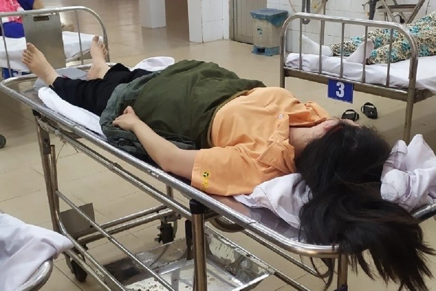 Nữ công nhân bị người quản lý đánh nhập viện. Ảnh: VH. Nữ công nhân bị người quản lý đánh nhập viện. Ảnh: VH.