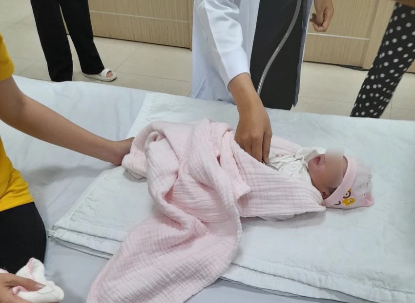 Bé sơ sinh được phát hiện và sơ cứu kịp thời. Ảnh: BV Bé sơ sinh được phát hiện và sơ cứu kịp thời. Ảnh: BV