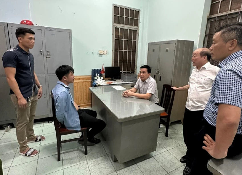 Thiếu tướng Nguyễn Sỹ Quang, Giám đốc Công an tỉnh Đồng Nai trực tiếp lấy lời khai của nghi can. Ảnh: VH. Thiếu tướng Nguyễn Sỹ Quang, Giám đốc Công an tỉnh Đồng Nai trực tiếp lấy lời khai của nghi can. Ảnh: VH.