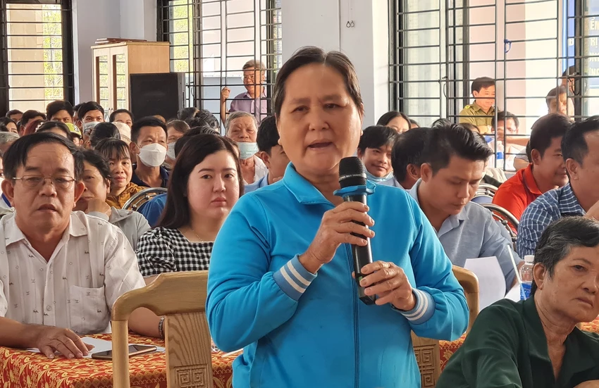 Người dân nằm trong diện giải tỏa nêu ý kiến trong buổi đối thoại. Ảnh: VH. Người dân nằm trong diện giải tỏa nêu ý kiến trong buổi đối thoại. Ảnh: VH.