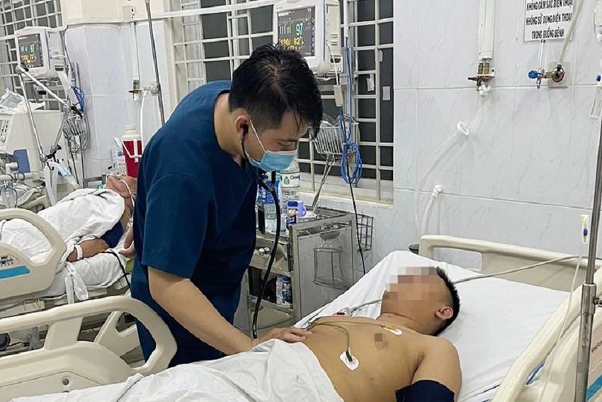 Bác sĩ tiến hành kiểm tra sức khỏe cho một trong 6 người phải nhập viện cấp cứu. Ảnh: Bệnh viện cung cấp. Bác sĩ tiến hành kiểm tra sức khỏe cho một trong 6 người phải nhập viện cấp cứu. Ảnh: Bệnh viện cung cấp.