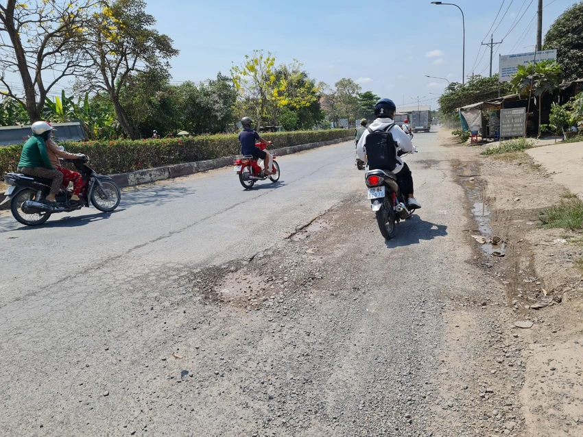 Những ổ gà sẽ gây nguy hiểm cho người tham gia giao thông, nhất là những phương tiện xe máy. Những ổ gà sẽ gây nguy hiểm cho người tham gia giao thông, nhất là những phương tiện xe máy.