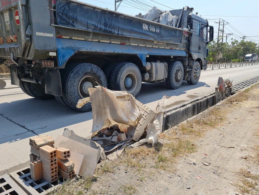 Đường 768 những tấm đan bằng sắt để lắp cổng thoát nước bị lấy trộm, nhận thấy sự nguy hiểm nên người dân phải cảnh cảnh báo bằng gạch. Đường 768 những tấm đan bằng sắt để lắp cổng thoát nước bị lấy trộm, nhận thấy sự nguy hiểm nên người dân phải cảnh cảnh báo bằng gạch.