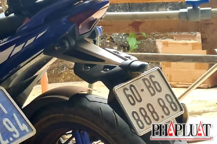 Ngay tại trụ sở công an xã Sông Nhạn bất ngờ xuất hiện một chiếc xe máy hiệu Yamaha Exciter 150 trùng biển số 'siêu đẹp' 60B6-888.88. Ảnh: VH. Ngay tại trụ sở công an xã Sông Nhạn bất ngờ xuất hiện một chiếc xe máy hiệu Yamaha Exciter 150 trùng biển số 'siêu đẹp' 60B6-888.88. Ảnh: VH.