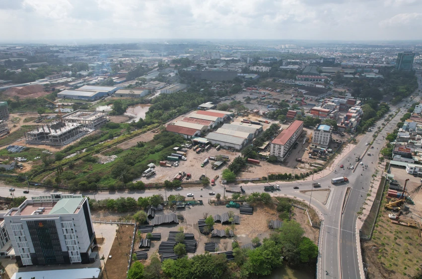 Diện tích KCN Biên Hòa 1 rộng khoảng 320 ha, sẽ được phân chia làm 2 khu vực gồm: khu vực xây dựng Trung tâm hành chính, chính trị của tỉnh có diện tích 44ha và khu vực đầu tư dự án khu đô thị thương mại dịch vụ có diện tích hơn 283ha. Diện tích KCN Biên Hòa 1 rộng khoảng 320 ha, sẽ được phân chia làm 2 khu vực gồm: khu vực xây dựng Trung tâm hành chính, chính trị của tỉnh có diện tích 44ha và khu vực đầu tư dự án khu đô thị thương mại dịch vụ có diện tích hơn 283ha.