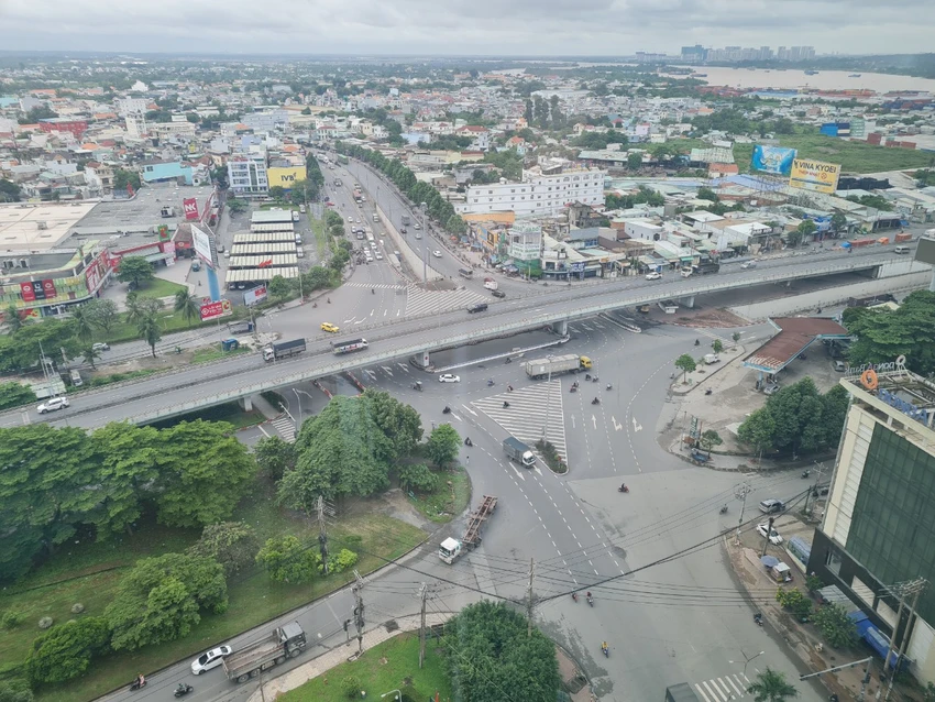 KCN Biên Hòa 1 có góc nằm ngay ngã tư Vũng Tàu kết nối quốc lộ 51, quốc lộ 1 và tuyến Metro Bến Thành - Suối Tiên trong tương lai. KCN Biên Hòa 1 có góc nằm ngay ngã tư Vũng Tàu kết nối quốc lộ 51, quốc lộ 1 và tuyến Metro Bến Thành - Suối Tiên trong tương lai.