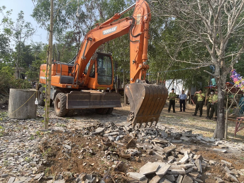 Cơ quan chức năng cưỡng chế hàng loạt công trình du lịch sinh thái không phép. Ảnh: VH. Cơ quan chức năng cưỡng chế hàng loạt công trình du lịch sinh thái không phép. Ảnh: VH.
