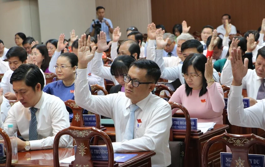 Các đại biểu HĐND tỉnh Đồng Nai tham dự cuộc họp đã biểu quyết thông qua các nghị quyết. Ảnh: Phạm Tùng Các đại biểu HĐND tỉnh Đồng Nai tham dự cuộc họp đã biểu quyết thông qua các nghị quyết