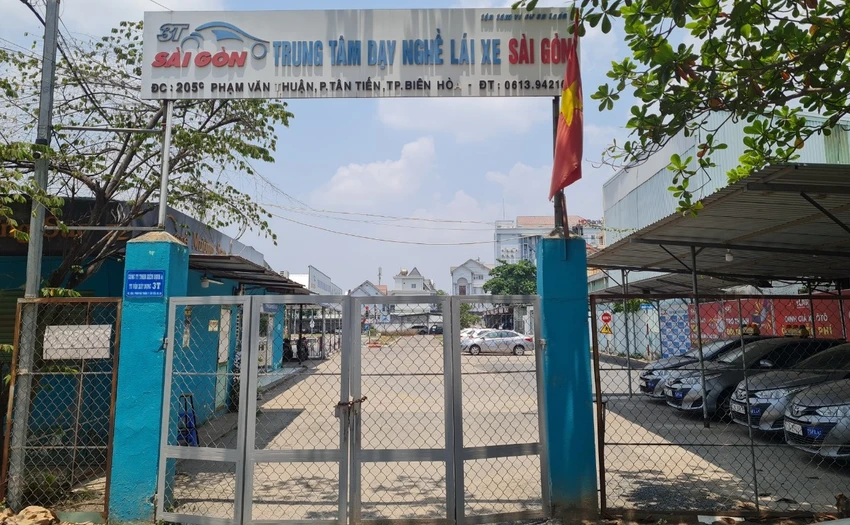 Trung tâm dạy nghề lái xe Sài Gòn đã khóa cửa sau khi bị công an khám xét. Ảnh: VH. Trung tâm dạy nghề lái xe Sài Gòn đã khóa cửa sau khi bị công an khám xét. Ảnh: VH.