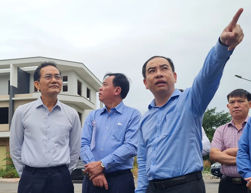 Ông Võ Văn Chánh (ngoài cùng bên trái) trong một lần khảo sát khu dân cư Bửu Long. Ảnh: VH. Ông Võ Văn Chánh (ngoài cùng bên trái) trong một lần khảo sát khu dân cư Bửu Long. Ảnh: VH.