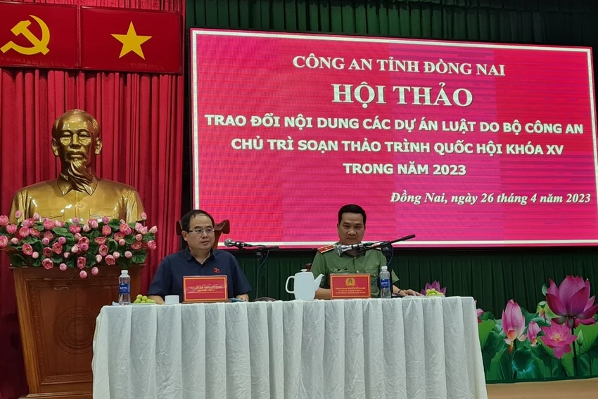 Phó bí thư Tỉnh ủy Đồng Nai, Trưởng đoàn ĐBQH tỉnh Quản Minh Cường và Thiếu tướng Nguyễn Sỹ Quang, Giám đốc Công an tỉnh Đồng Nai (phải) chủ trì hội thảo. Ảnh: VH. Phó bí thư Tỉnh ủy Đồng Nai, Trưởng đoàn ĐBQH tỉnh Quản Minh Cường và Thiếu tướng Nguyễn Sỹ Quang, Giám đốc Công an tỉnh Đồng Nai (phải) chủ trì hội thảo. Ảnh: VH.