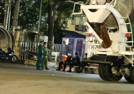 Lực lượng công an bên ngoài cổng Trung tâm đăng kiểm xe cơ giới 60.01S. Ảnh VH.