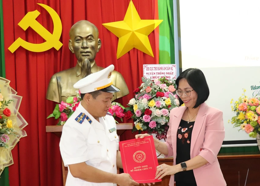 Phó chủ tịch UBND tỉnh Đồng Nai Nguyễn Thị Hoàng trao quyết định bổ nhiệm ông Lê Văn Hiếu giữ chức vụ Phó cục trưởng Cục THADS tỉnh. Ảnh: VH Phó chủ tịch UBND tỉnh Đồng Nai Nguyễn Thị Hoàng trao quyết định bổ nhiệm ông Lê Văn Hiếu giữ chức vụ Phó cục trưởng Cục THADS tỉnh. Ảnh: VH