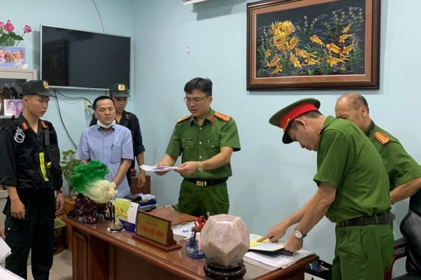 Cơ quan Cảnh sát điều tra tiến hành đọc lệnh khám xét nơi làm việc của Dương Việt Hồng tại Trung tâm đăng kiểm xe cơ giới Đồng Nai (60.01S). Ảnh: CAĐN. Cơ quan Cảnh sát điều tra tiến hành đọc lệnh khám xét nơi làm việc của Dương Việt Hồng tại Trung tâm đăng kiểm xe cơ giới Đồng Nai (60.01S). Ảnh: CAĐN.