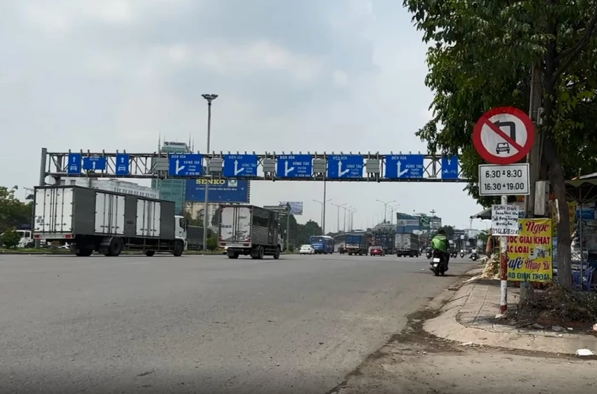 Các loại xe ô tô bị cấm rẽ trái tại ngã tư Vũng Tàu trong 2 khung giờ trong ngày: 6 giờ 30 đến 8 giờ 30 và 16 giờ 30 đến 19 giờ. Ảnh: VH. Các loại xe ô tô bị cấm rẽ trái tại ngã tư Vũng Tàu trong 2 khung giờ trong ngày: 6 giờ 30 đến 8 giờ 30 và 16 giờ 30 đến 19 giờ. Ảnh: VH.