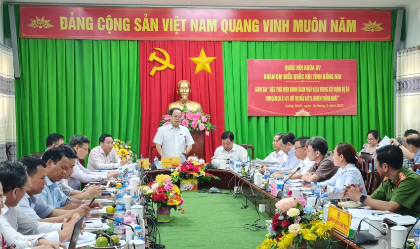 Ông Quản Minh Cường, Phó bí thư Tỉnh ủy, Trưởng đoàn Đại biểu Quốc hội tỉnh Đồng Nai (đứng) kết luận buổi làm việc tại UBND huyện Thống Nhất. Ảnh: VH.