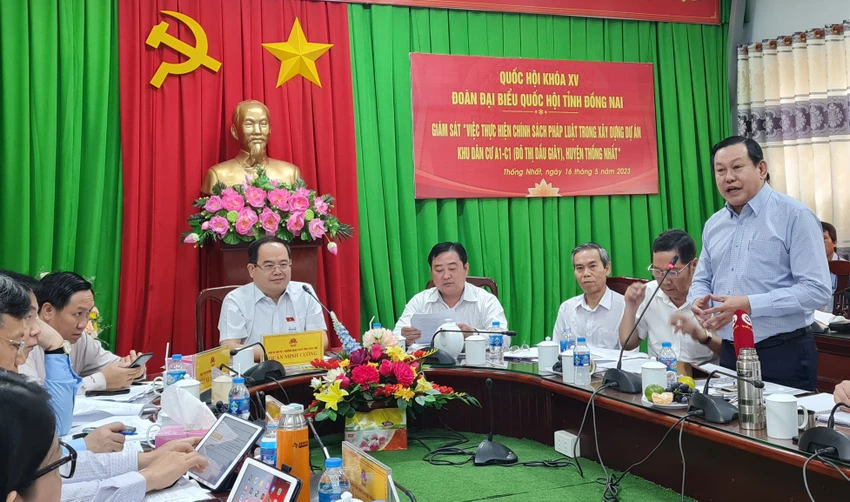Ông Đặng Minh Đức - Giám đốc Sở TN&amp;NT Đồng Nai (đứng) báo cáo trước đoàn giám sát. Ảnh: VH.