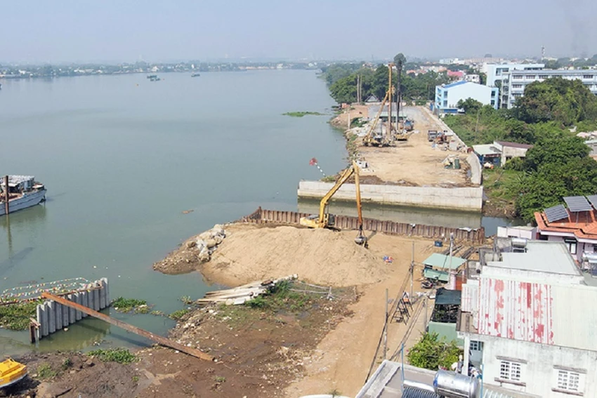 Dự án Đường ven sông Đồng Nai đoạn từ cầu Hóa An (TP Biên Hòa) đến giáp ranh huyện Vĩnh Cửu đang gặp khó khăn về giải phóng mặt bằng. Ảnh: VH.