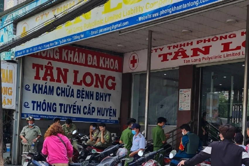 Lực lượng công an tiến hành khám xét Phòng khám Y tế Tân Long (phường Long Bình Tân, TP Biên Hòa). Ảnh: VŨ HỘI.
