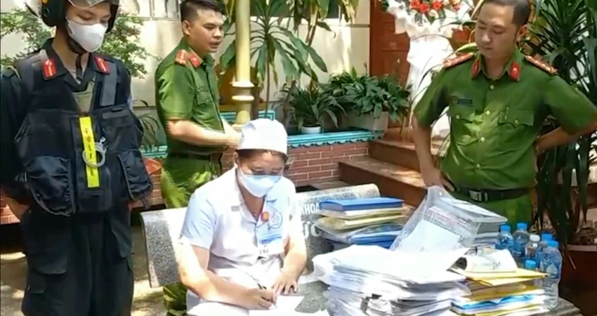 Công an tiến hành khám xét, thu giữ nhiều giấy tờ trong các phòng khám y tế để phục vụ công tác điều tra. Ảnh: VH. Công an tiến hành khám xét, thu giữ nhiều giấy tờ trong các phòng khám y tế để phục vụ công tác điều tra. Ảnh: VH.