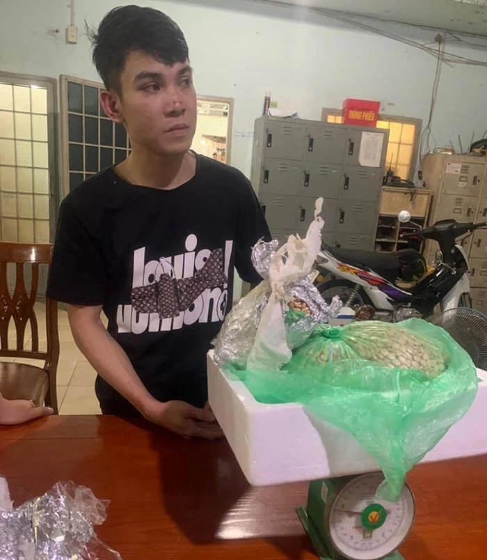 Nguyễn Xuân Thiên cùng tang vật. Ảnh: CAĐN. Nguyễn Xuân Thiên cùng tang vật. Ảnh: CAĐN.
