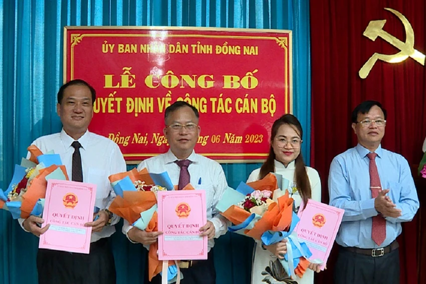 Chủ tịch UBND tỉnh Đồng Nai Cao Tiến Dũng trao quyết định và hoa chúc mừng các cán bộ được bổ nhiệm. Ảnh: Công Nghĩa. Chủ tịch UBND tỉnh Đồng Nai Cao Tiến Dũng trao quyết định và hoa chúc mừng cán bộ được bổ