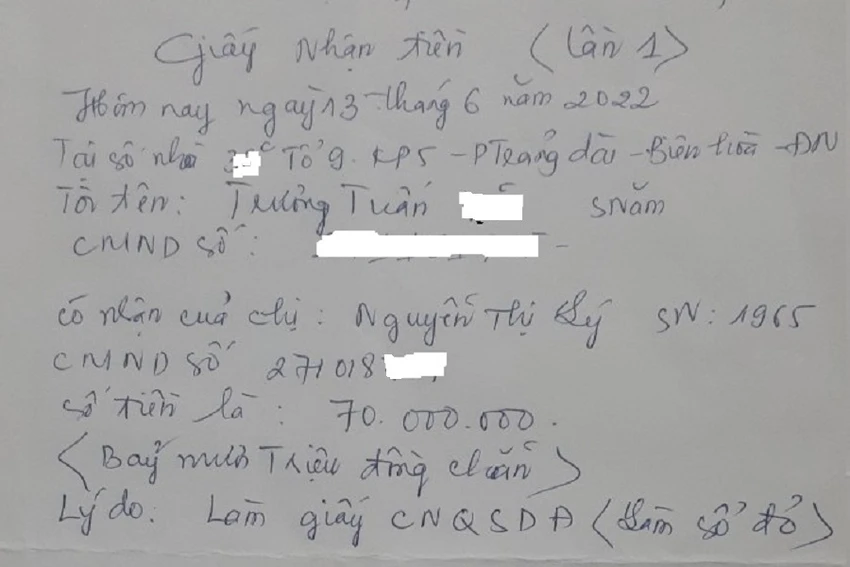 Ông TTV đã ký nhận tiền làm sổ đỏ người dân. Ảnh: VH. Ông TTV đã ký nhận tiền làm sổ đỏ người dân. Ảnh: VH.