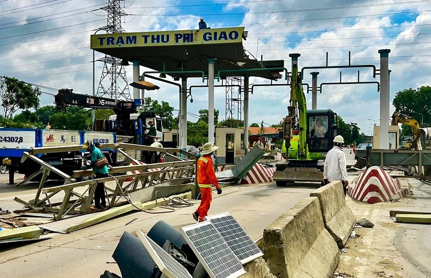Trạm thu phí quốc lộ 1K qua địa bàn TP Biên Hòa bị tháo dỡ. Ảnh: VH
