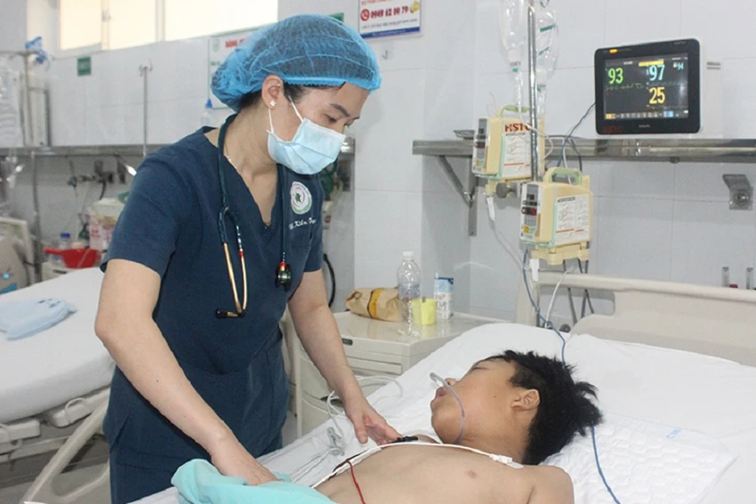 Một bệnh nhi bị ngộ độc khi ăn nấm mọc trên xác nhộng ve sầu tại Đồng Nai. Ảnh: Hạnh Dung.