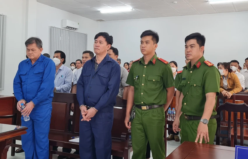 Các bị cáo nghe tòa tuyên án. Ảnh: VH. Các bị cáo nghe tòa tuyên án. Ảnh: VH.