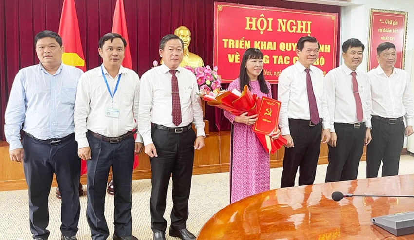 Bí thư Tỉnh ủy Nguyễn Hồng Lĩnh và lãnh đạo các cơ quan, đơn vị chúc mừng bà Nguyễn Thị Vẹn nhận quyết định về công tác cán bộ. Ảnh: Phương Hằng - BĐN. Bí thư Tỉnh ủy Nguyễn Hồng Lĩnh và lãnh đạo các cơ quan, đơn vị chúc mừng bà Nguyễn Thị Vẹn nhận quyết định về công tác cán bộ. Ảnh: Phương Hằng - BĐN.