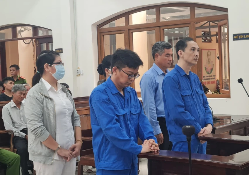 Các bị cáo nghe HĐXX tuyên án. Ảnh: VH Các bị cáo nghe HĐXX tuyên án. Ảnh: VH