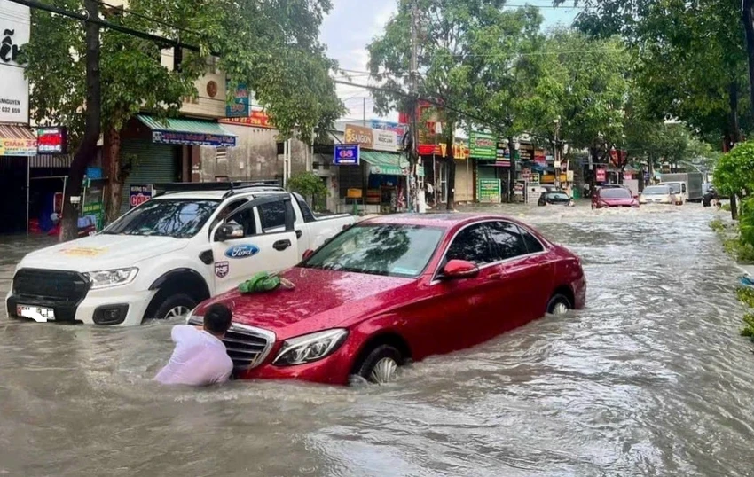 Nước ngập trên đường Đồng Khởi (khu vực ngã ba Trảng Dài). Ảnh: AX. Nước ngập trên đường Đồng Khởi (khu vực ngã ba Trảng Dài). Ảnh: AX.