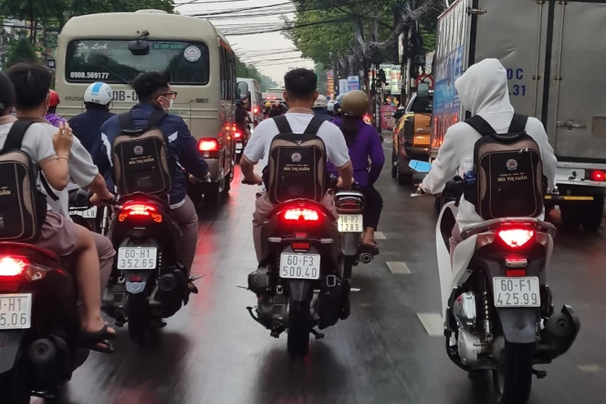 Nhóm học sinh tại một trường ở TP Biên Hòa đi xe máy không đội mũ bảo hiểm, đi dàn hàng trên đường nói chuyện. Ảnh: VH Nhóm học sinh tại một trường ở TP Biên Hòa đi xe máy không đội mũ bảo hiểm, đi dàn hàng trên đường nói chuyện. Ảnh: VH