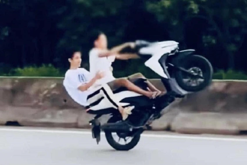 Hai thanh, thiếu niên bốc đầu xe máy đi một bánh sau. Ảnh: Cắt từ clip Hai thanh, thiếu niên bốc đầu xe máy đi một bánh sau. Ảnh: Cắt từ clip