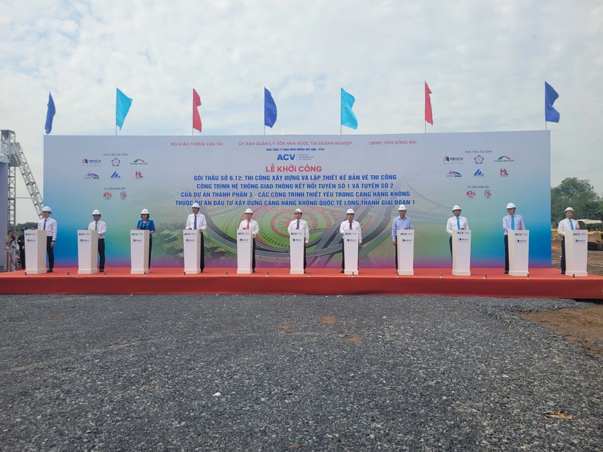 Các đại biểu thực hiện nghi thức khởi công. Ảnh: VH. Các đại biểu thực hiện nghi thức khởi công. Ảnh: VH.