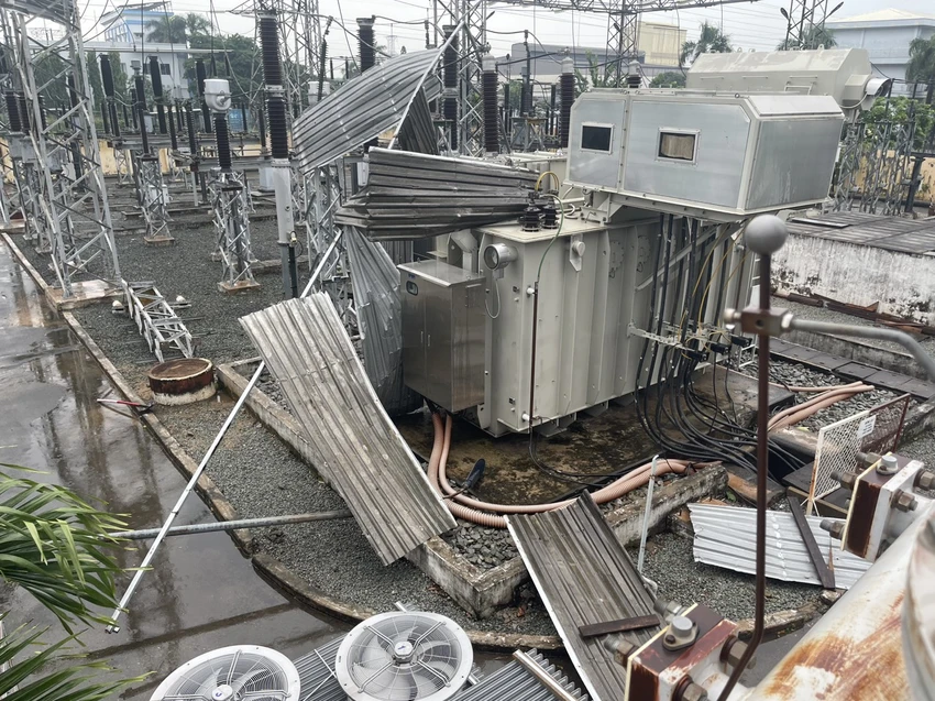 Mái tôn bị gió thổi bay vào Trạm biến áp 110 KV An Bình chập điện. Ảnh: VH. Mái tôn bị gió thổi bay vào Trạm biến áp 110 KV An Bình chập điện. Ảnh: VH.