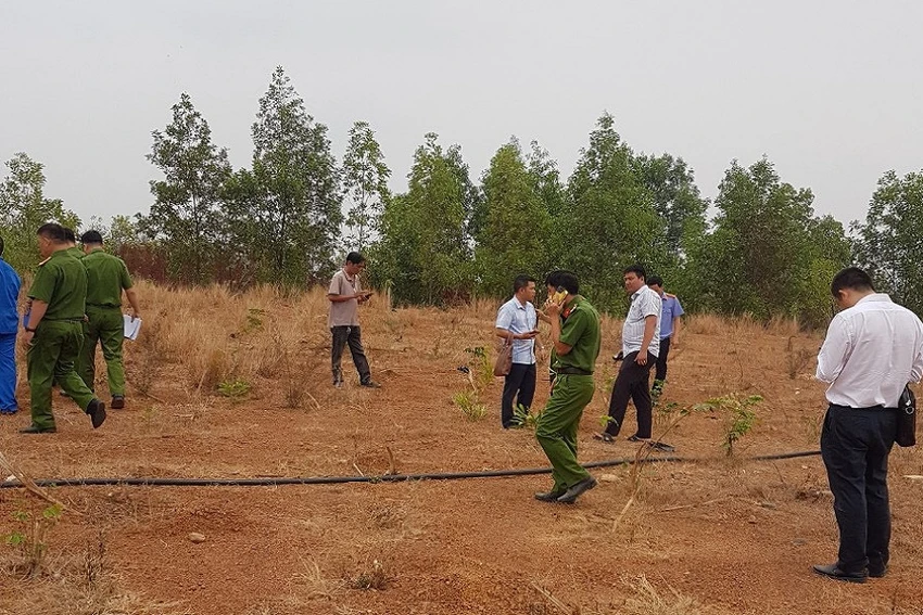Cơ quan chức năng thực nghiệm hiện trường vụ án hủy hoại tài sản. Ảnh: VH Cơ quan chức năng thực nghiệm hiện trường vụ án hủy hoại tài sản. Ảnh: VH