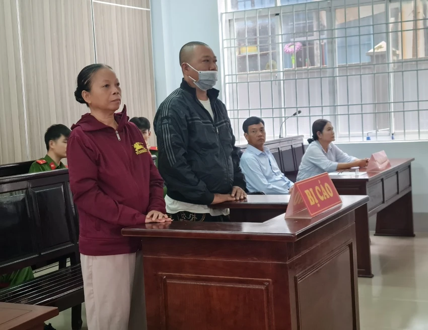 Hai bị cáo Yêu và Thắng tại tòa phúc thẩm lần 2. Ảnh: VH Hai bị cáo Yêu và Thắng tại tòa phúc thẩm lần 2. Ảnh: VH