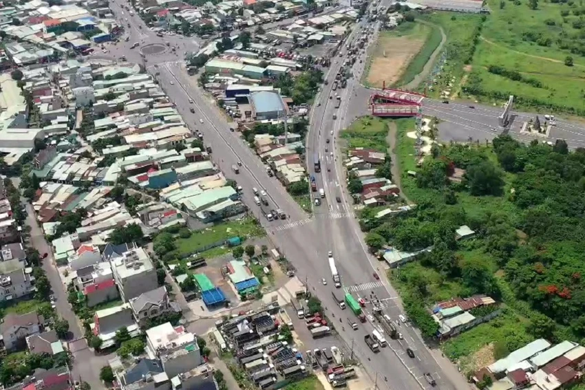 Ngã 3 nút giao thông quốc lộ 51 - đường Võ Nguyên Giáp đã được cơ quan chức năng phân luồng. Ảnh: VH