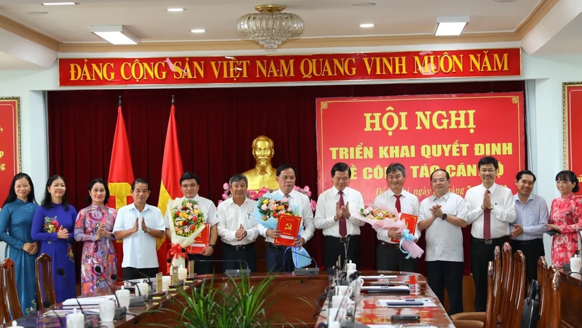 Thường trực Tỉnh ủy và lãnh đạo các đơn vị chúc mừng các đồng chí nhận quyết định về công tác cán bộ. Ảnh: AH Thường trực Tỉnh ủy và lãnh đạo các đơn vị chúc mừng các đồng chí nhận quyết định về công tác cán bộ. Ảnh: AH